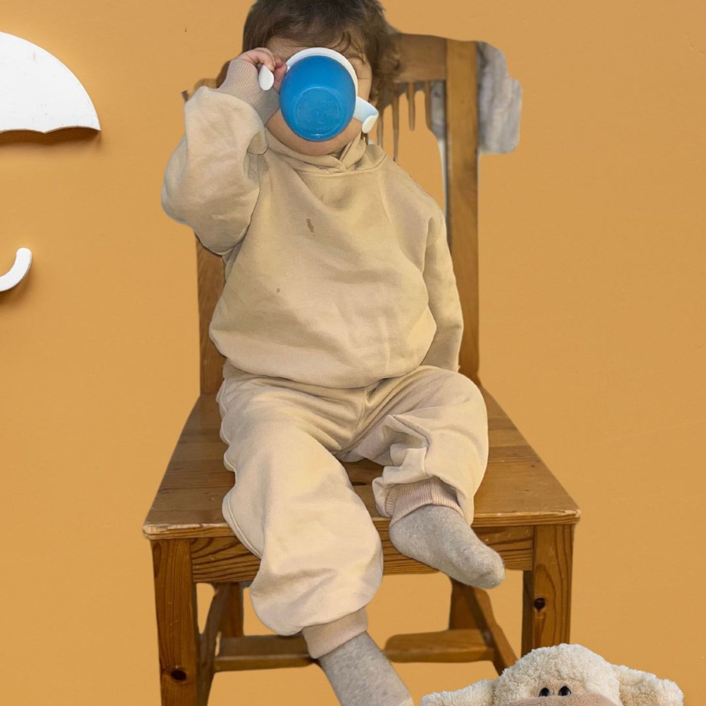 Handgefertigter Jogginganzug aus 100 % Bio-Baumwolle für Babys und Kinder Unisex Jogger/Sweatshirts. Entdecken Sie unsere handgefertigten Baby- und Kleinkind-Trainingsanzüge, bestehend aus einem Jogginganzug mit Kapuze und Jogginghose. Hergestellt aus nachhaltiger Bio-Baumwolle. Perfekt als Hausanzug oder für sportliche Aktivitäten geeignet. Kinder Hoodie Bekleidung Sportanzug. #handgefertigt #Jogginganzug #Babys #Kinder #Unisex #BioBaumwolle #Hausanzug #Kapuze #Jogginghose