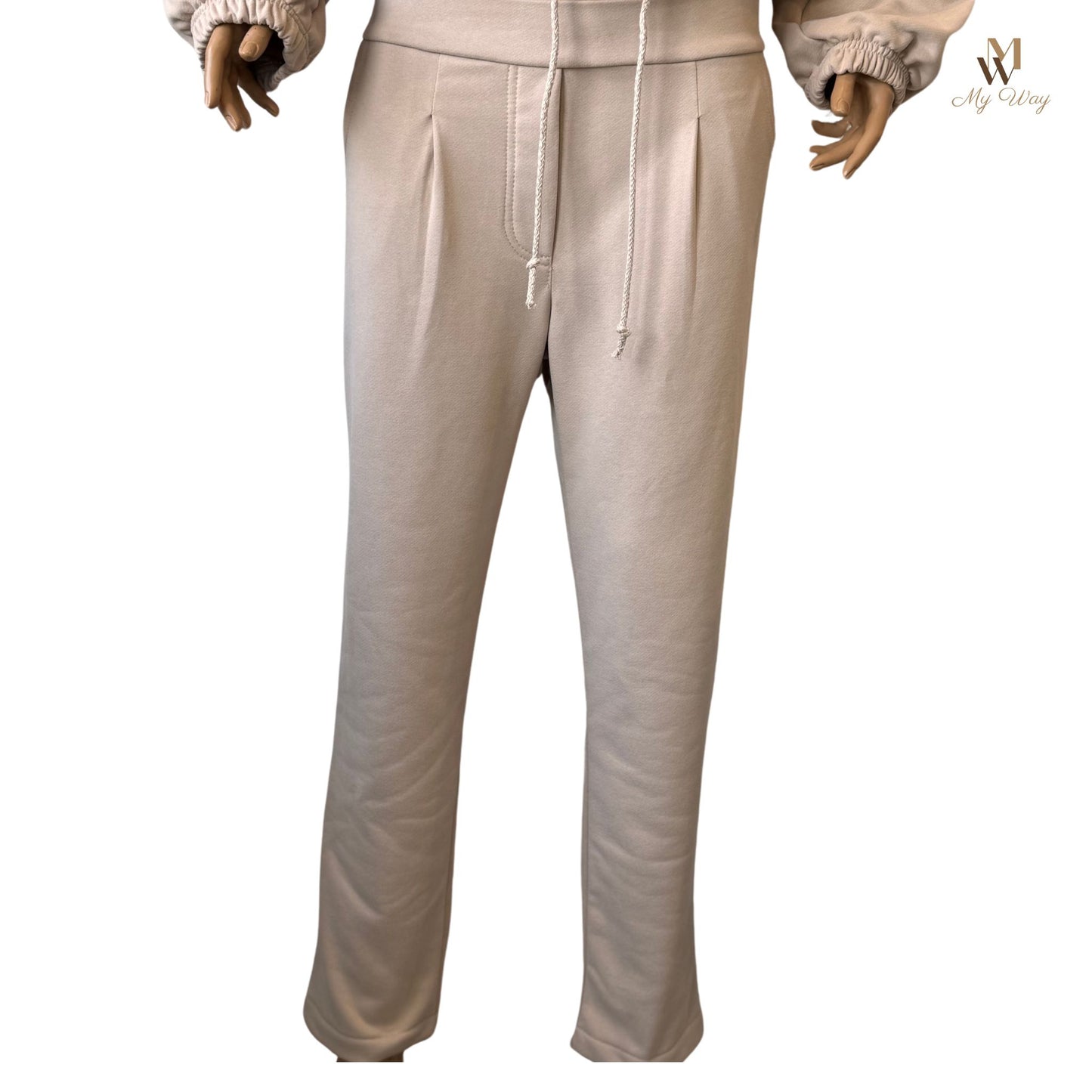 Oversize Jacke mit Reißverschluss
Anzug-Stil Hosen
Eleganter Trainingsanzug Damen tracksuit woman
Beiger Bio-Baumwollanzug