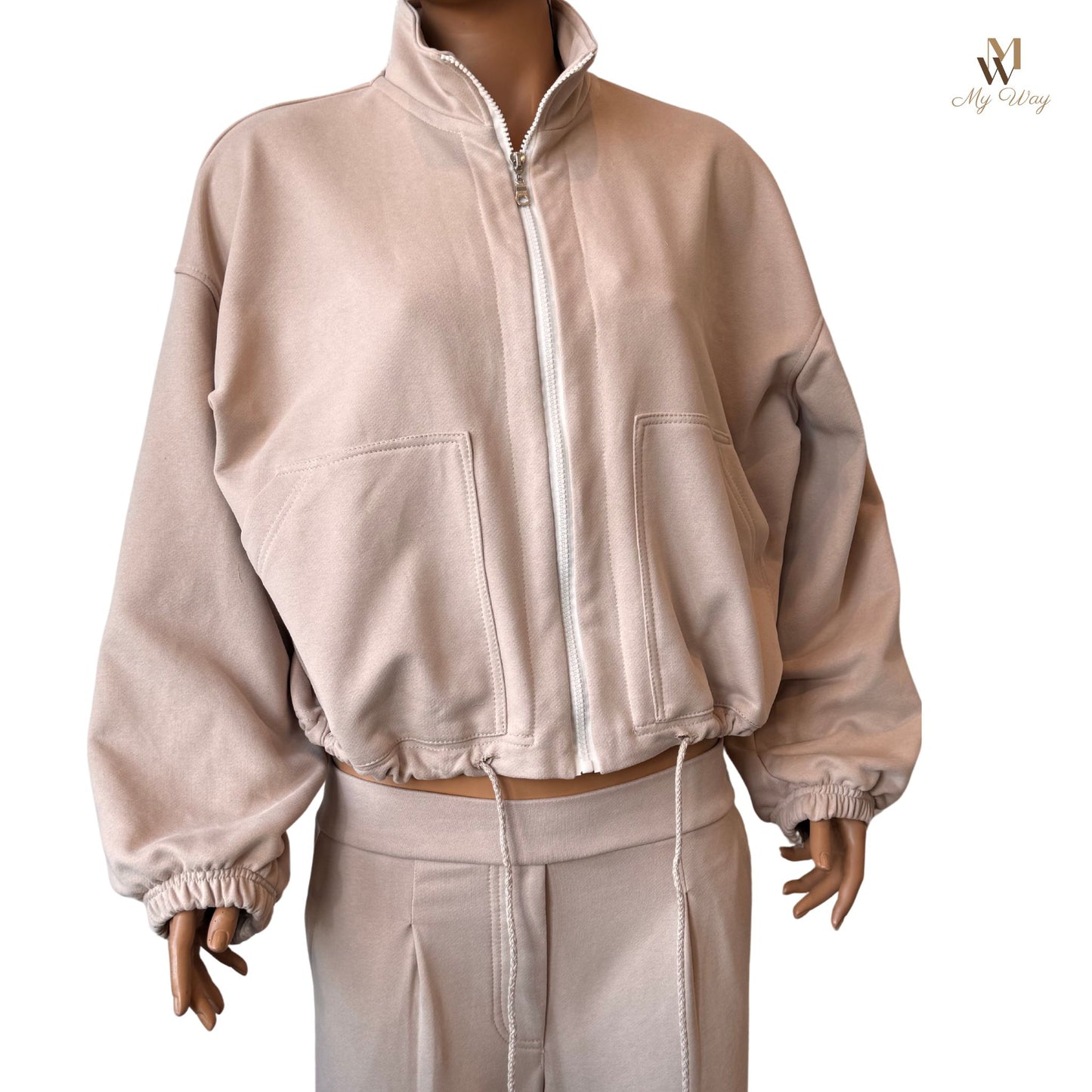 Oversize Jacke mit Reißverschluss
Anzug-Stil Hosen
Eleganter Trainingsanzug Damen tracksuit woman
Beiger Bio-Baumwollanzug