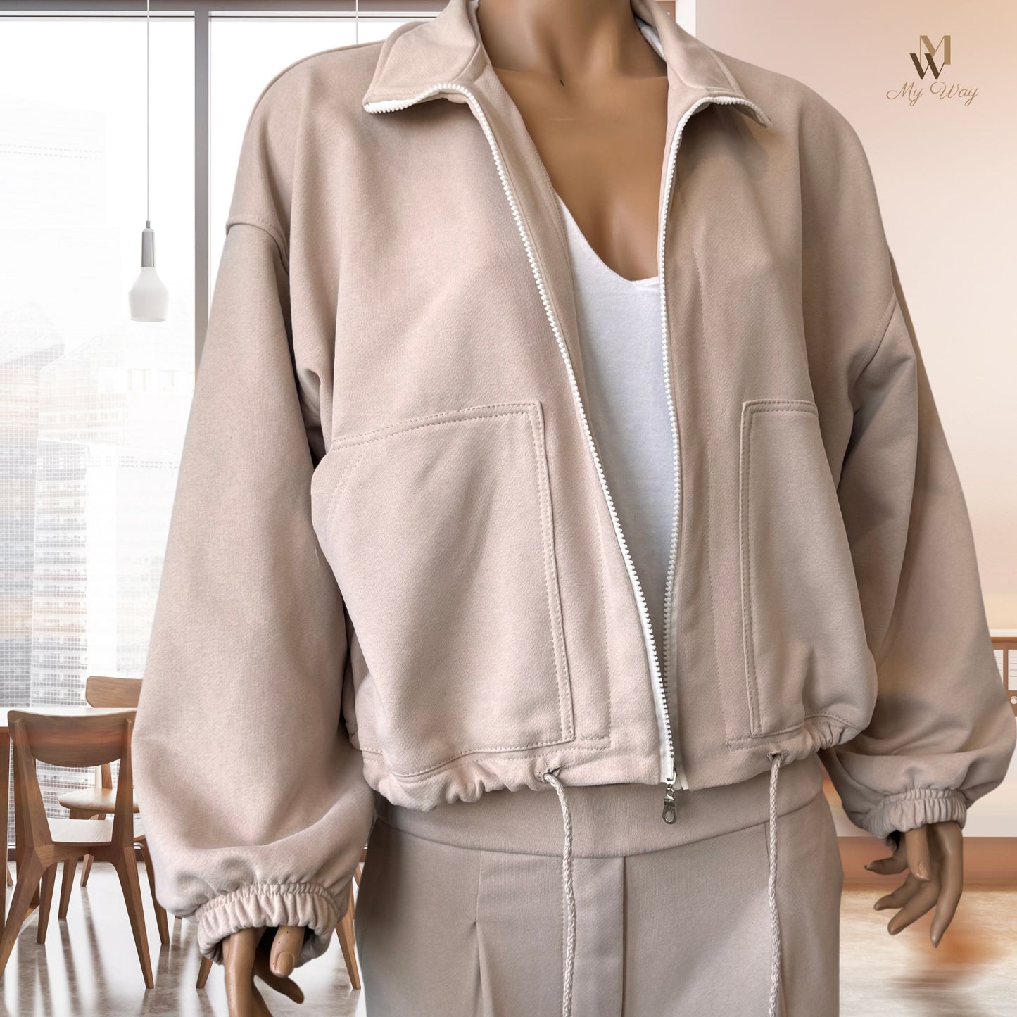 Oversize Jacke mit Reißverschluss
Anzug-Stil Hosen
Eleganter Trainingsanzug Damen tracksuit woman
Beiger Bio-Baumwollanzug