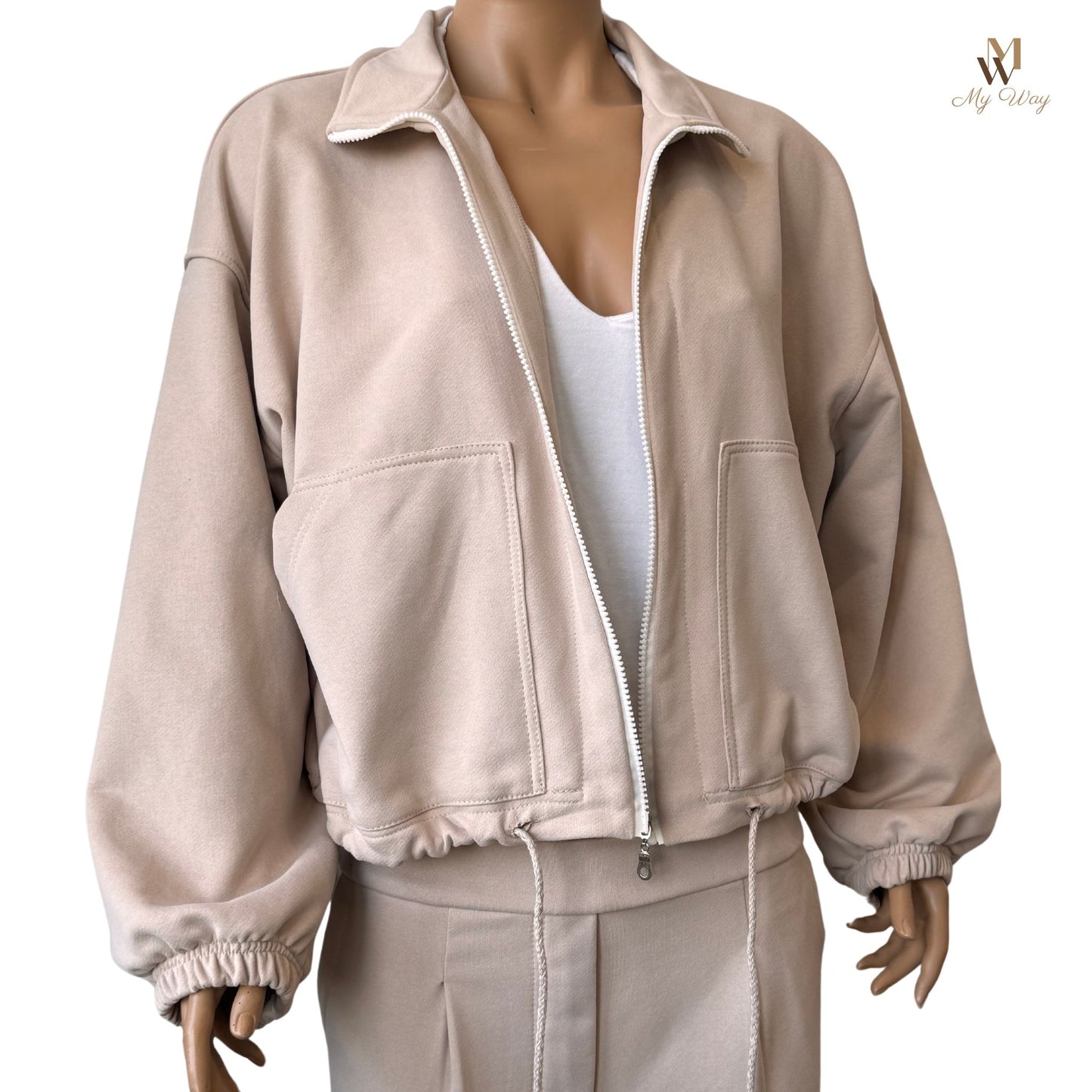 Oversize Jacke mit Reißverschluss
Anzug-Stil Hosen
Eleganter Trainingsanzug Damen tracksuit woman
Beiger Bio-Baumwollanzug Elegant Trainingsanzug Damen Beig mit reissverschluss und taschen