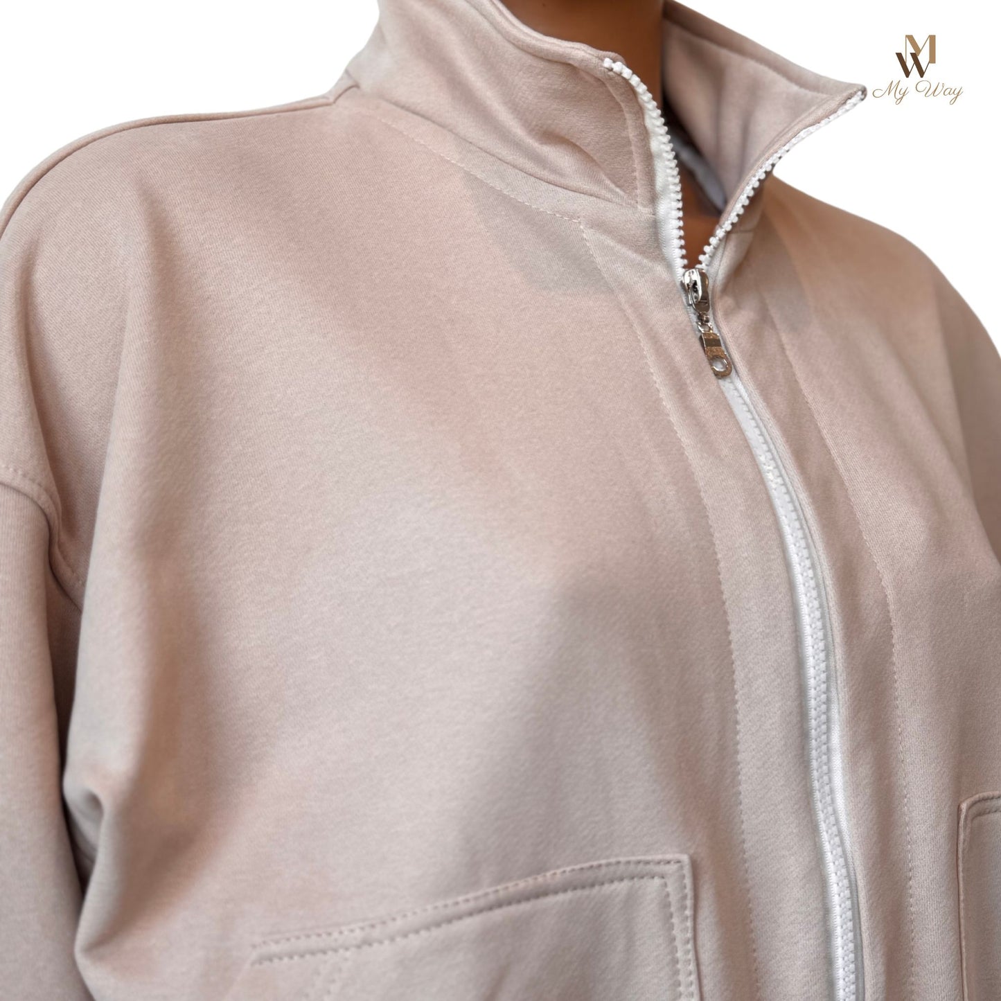 Oversize Jacke mit Reißverschluss
Anzug-Stil Hosen
Eleganter Trainingsanzug Damen tracksuit woman
Beiger Bio-Baumwollanzug