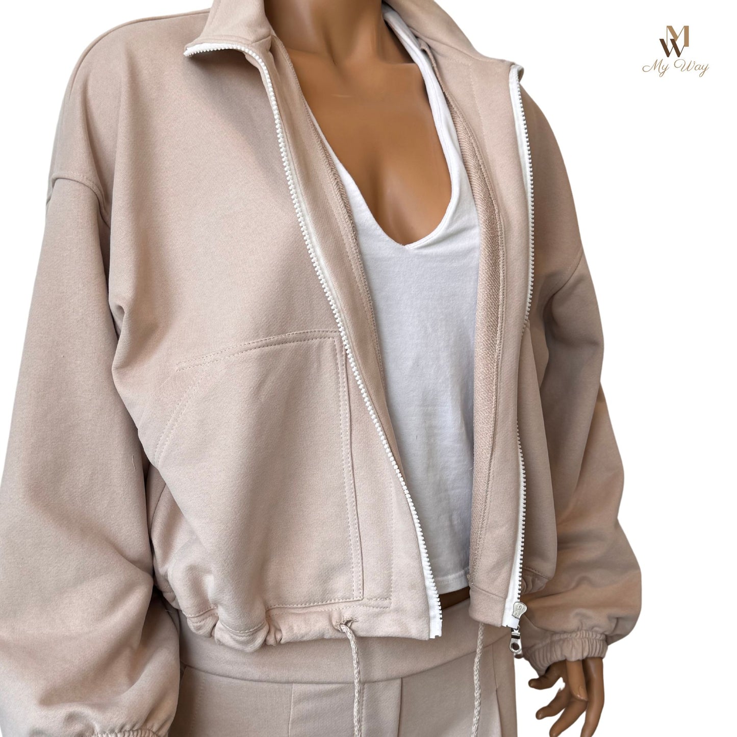 Oversize Jacke mit Reißverschluss
Anzug-Stil Hosen
Eleganter Trainingsanzug Damen tracksuit woman
Beiger Bio-Baumwollanzug