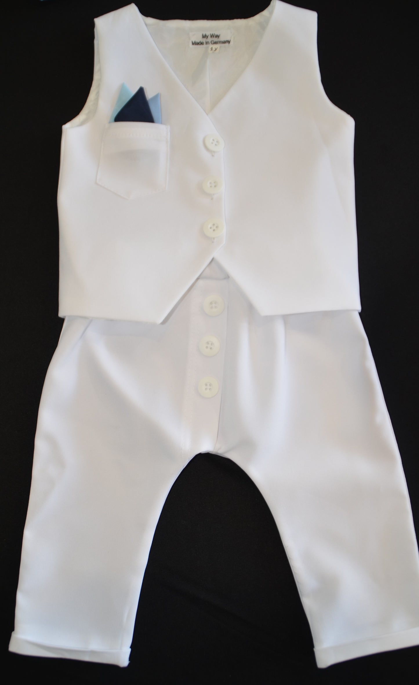 Weiß Kinderanzug für Babys und Kinder. Handgefertigte Kinderanzüge in modischen Designs aus hochwertigen Stoffen. Schneiderei My Way D&A