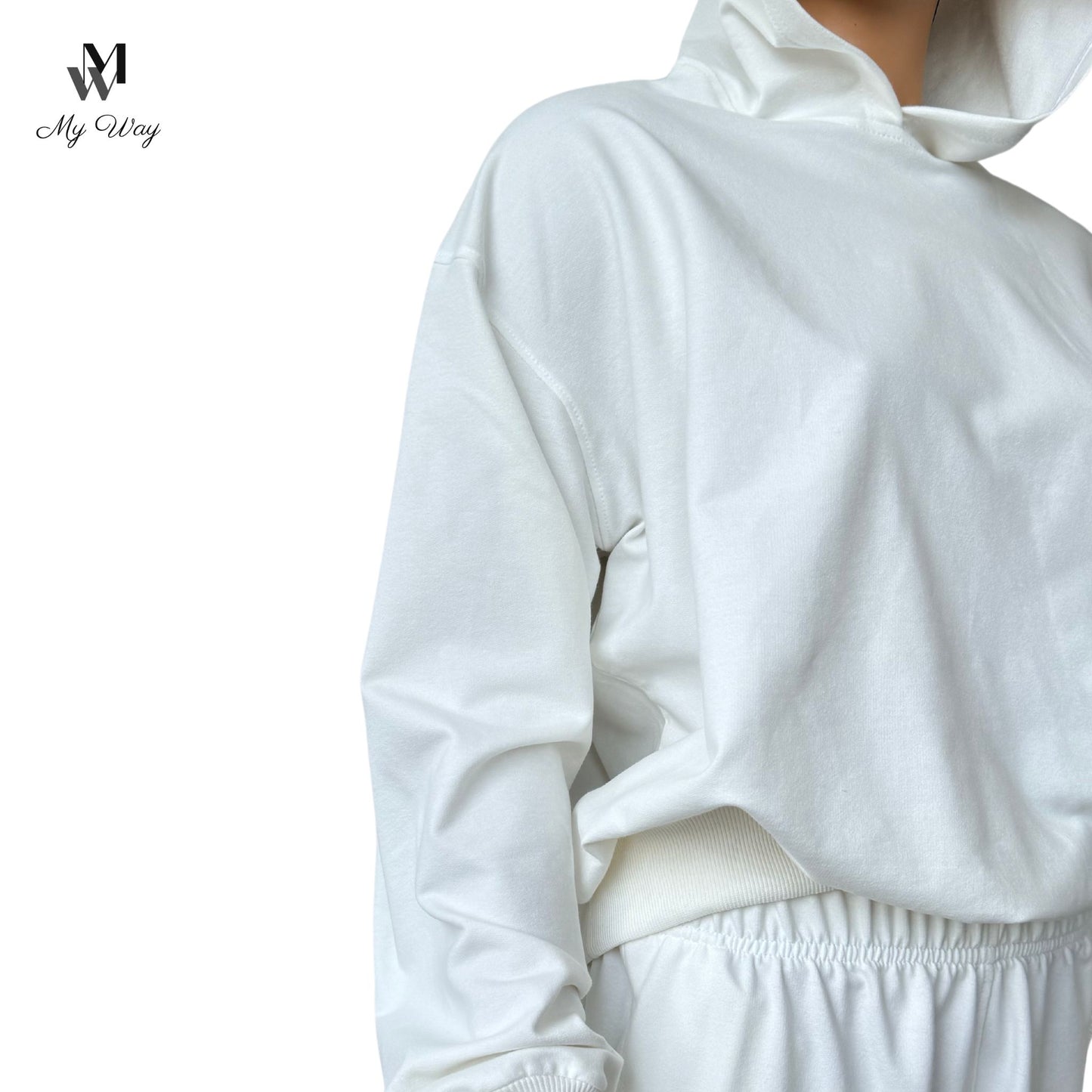 Detailansicht der Seitentaschen, Sweatpants mit elastischem Bund – Handgemacht in Hamburg, Off-White Hoodie mit Kapuze und Kängurutaschen von MY WAY D&A