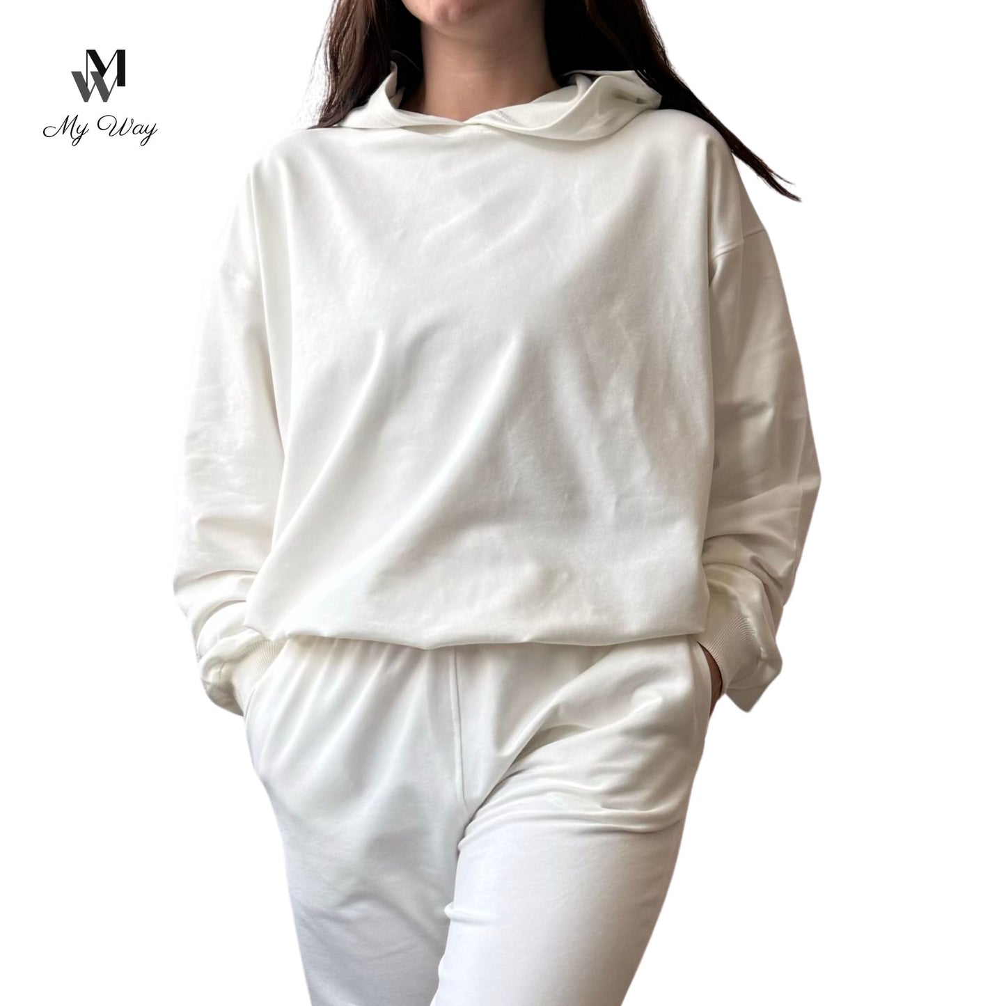 Detailansicht der Seitentaschen, Sweatpants mit elastischem Bund – Handgemacht in Hamburg, Off-White Hoodie mit Kapuze und Kängurutaschen von MY WAY D&A