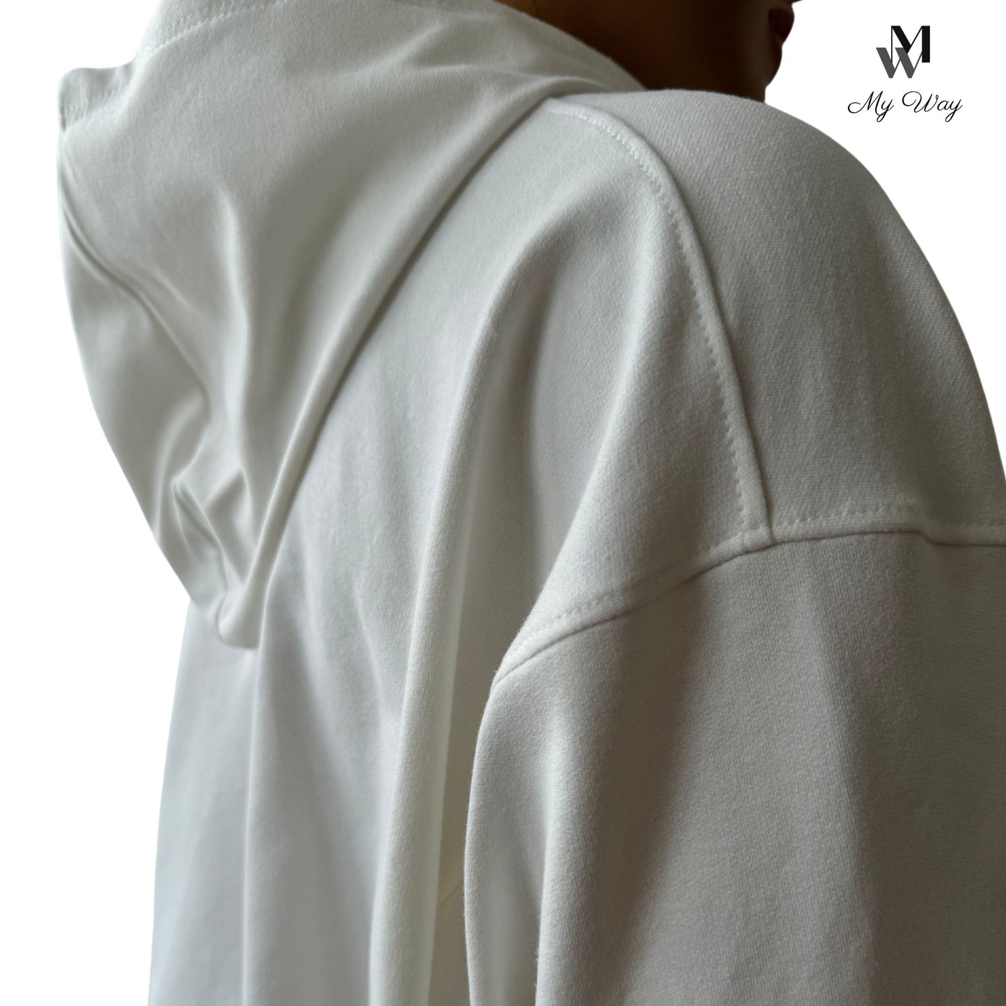 Detailansicht der Seitentaschen, Sweatpants mit elastischem Bund – Handgemacht in Hamburg, Off-White Hoodie mit Kapuze und Kängurutaschen von MY WAY D&A