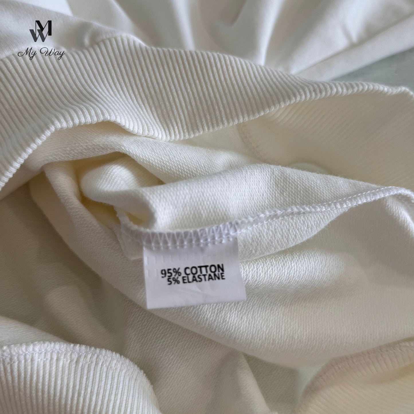 Detailansicht der Seitentaschen, Sweatpants mit elastischem Bund – Handgemacht in Hamburg, Off-White Hoodie mit Kapuze und Kängurutaschen von MY WAY D&A