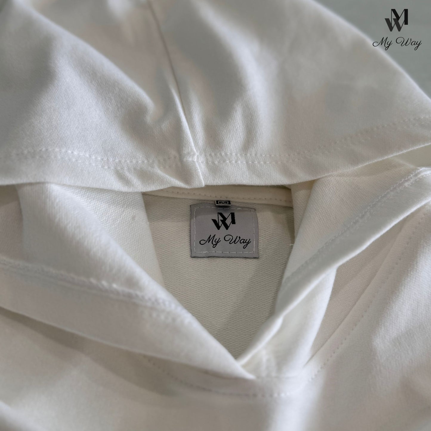 Detailansicht der Seitentaschen, Sweatpants mit elastischem Bund – Handgemacht in Hamburg, Off-White Hoodie mit Kapuze und Kängurutaschen von MY WAY D&A
