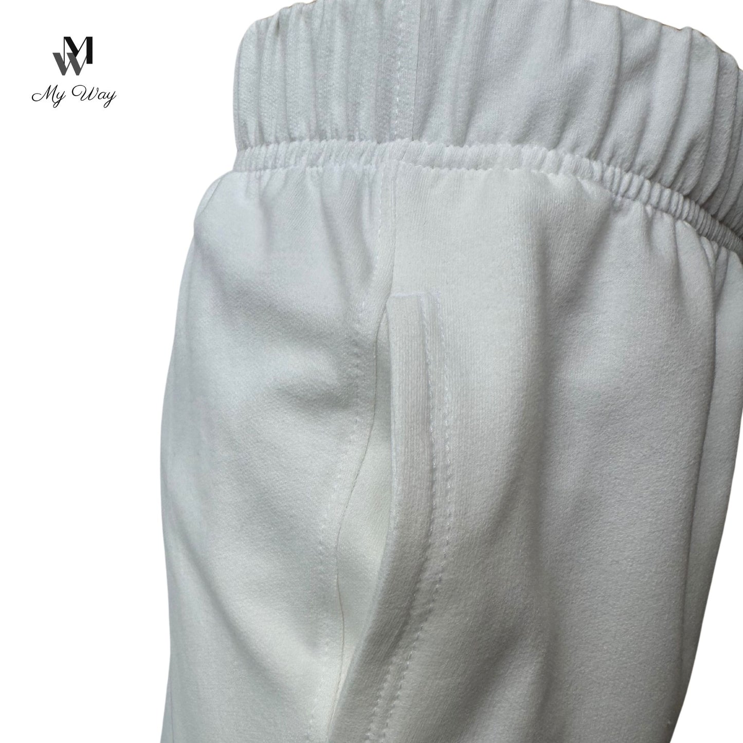 Detailansicht der Seitentaschen, Sweatpants mit elastischem Bund – Handgemacht in Hamburg, Off-White Hoodie mit Kapuze und Kängurutaschen von MY WAY D&A