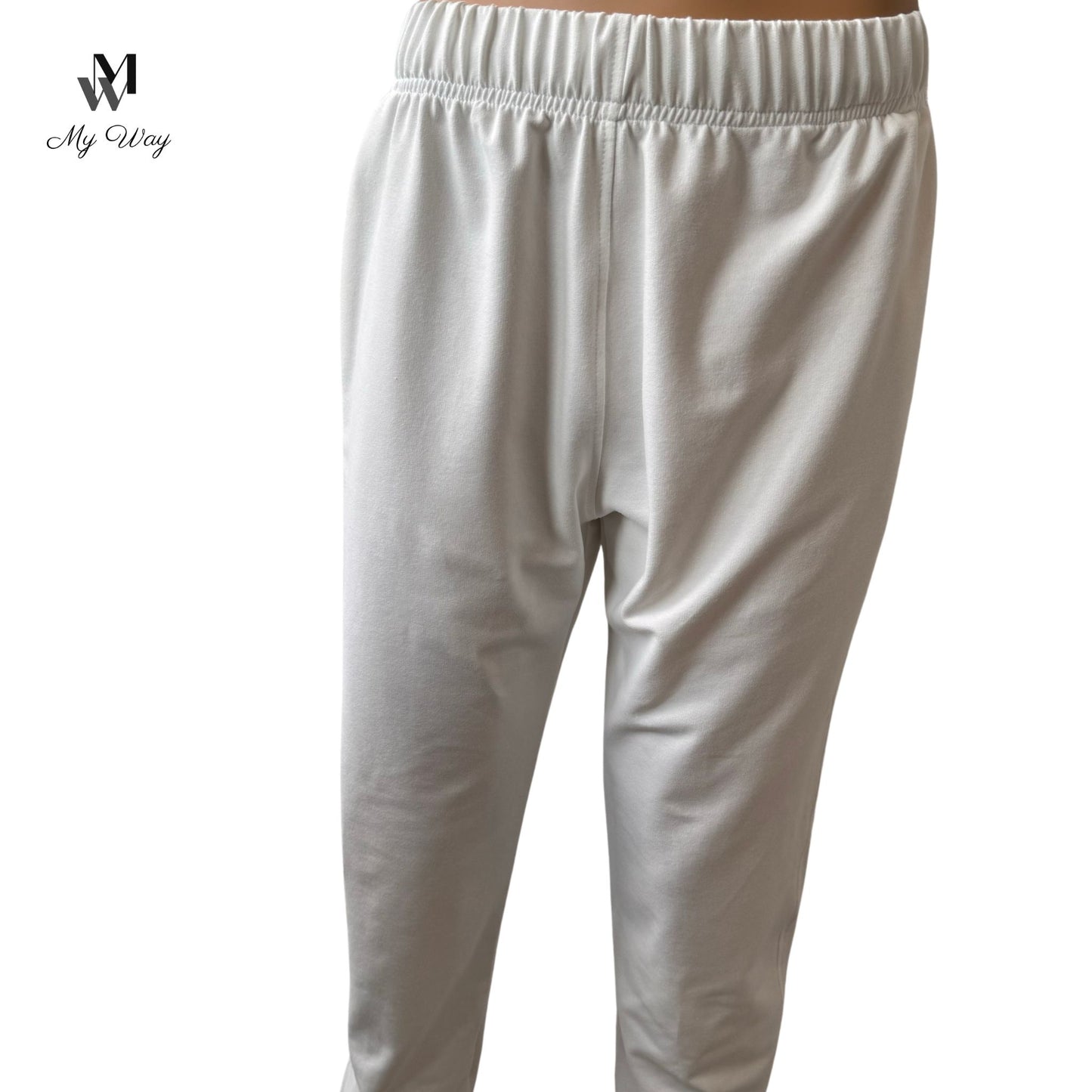 Detailansicht der Seitentaschen, Sweatpants mit elastischem Bund – Handgemacht in Hamburg, Off-White Hoodie mit Kapuze und Kängurutaschen von MY WAY D&A