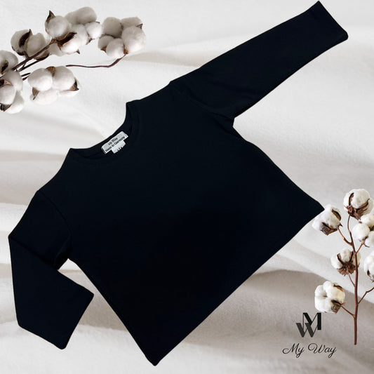Ein Bild des schwarzen Langarm-Shirts aus Bio-Baumwolle für Kinder von My Way D&A. Nachhaltige und hochwertige Mode für Kinder.