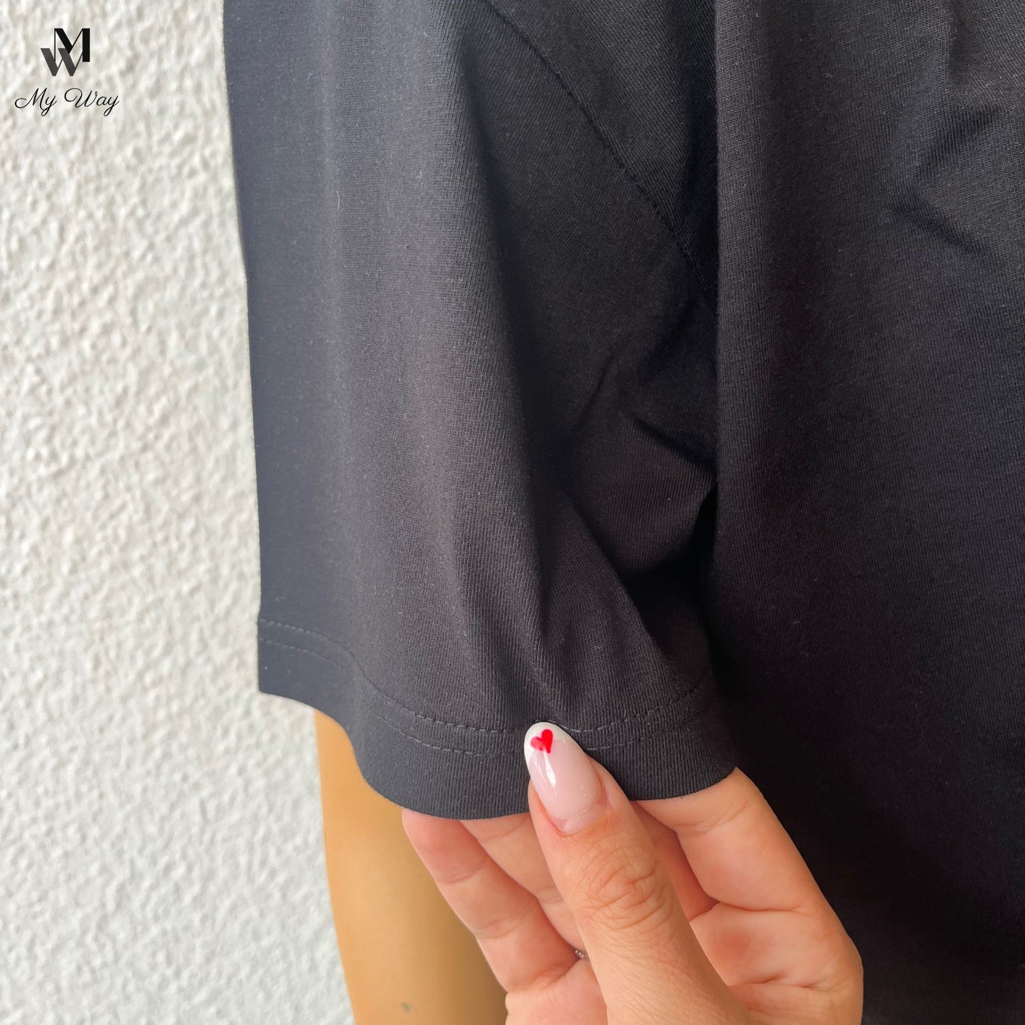 Handgefertigtes schwarzes Kurzarm-T-Shirt für Damen aus reiner Baumwolle