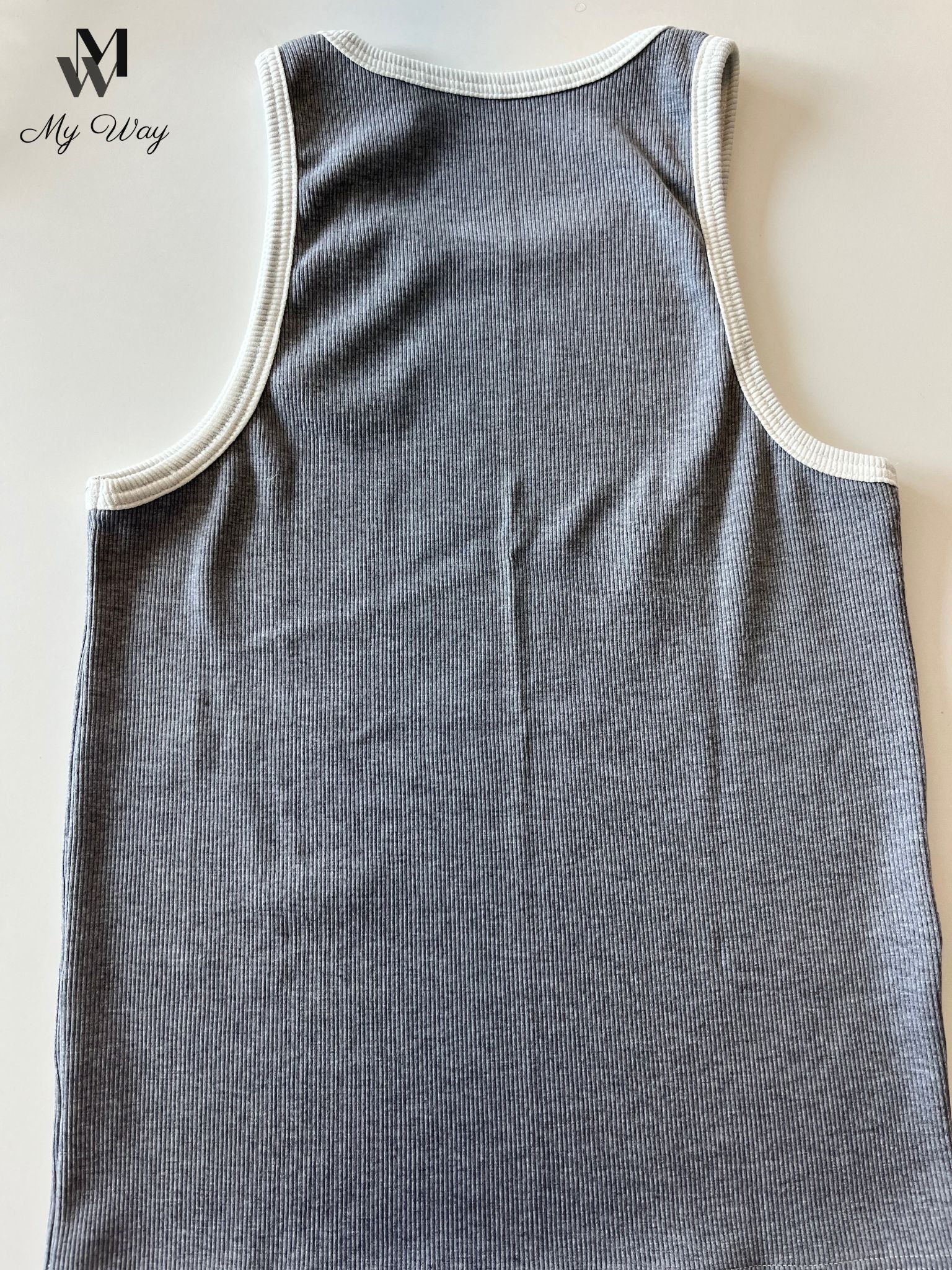 Geripptes graues Tank Top •	Nachhaltiges Mode-Tank Top •	Umweltfreundliches graues Tank Top